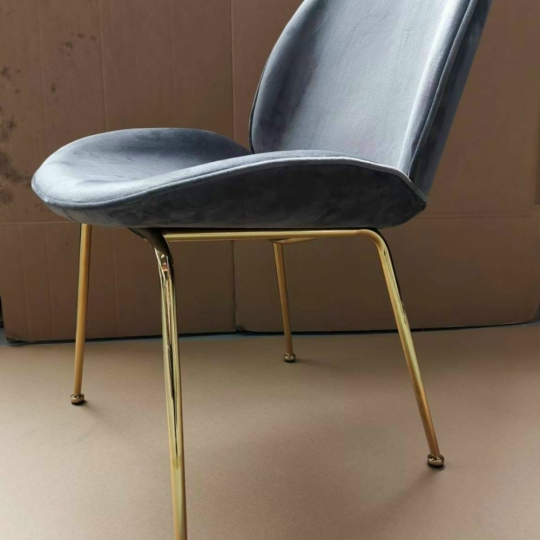 Gubi với 5 màu truyền thống . Hiện em còn chân mạ vàng nhé, và 5 màu như hình