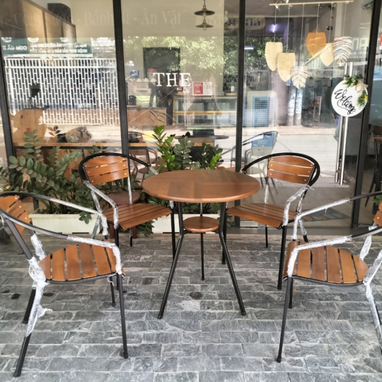 Bộ Bàn Ghế Ngoài Trời Khung Sắt Mặt Gỗ Chàm