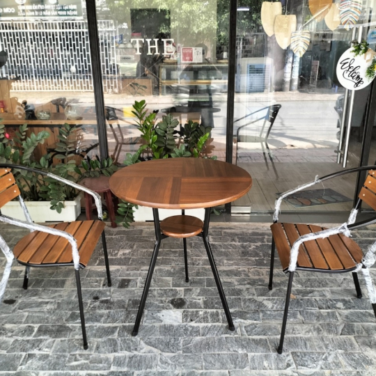 Bộ Bàn Ghế Ngoài Trời Khung Sắt Mặt Gỗ Chàm