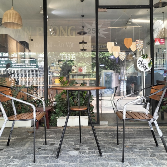 Bộ Bàn Ghế Ngoài Trời Khung Sắt Mặt Gỗ Chàm